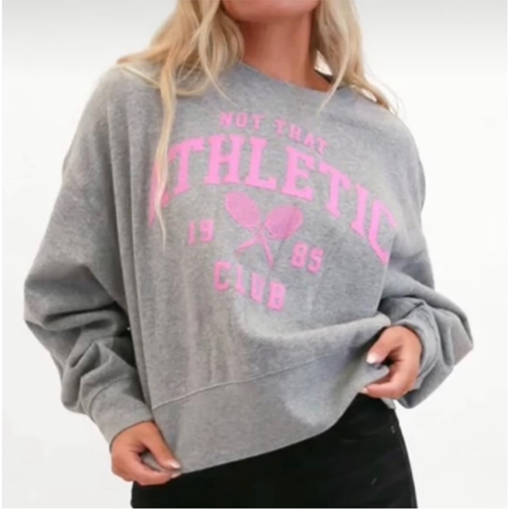 LULUSIMON STUDIO Not That‎ Athletic Club Graphic Cropped Sweatshirt in Grey Pink
